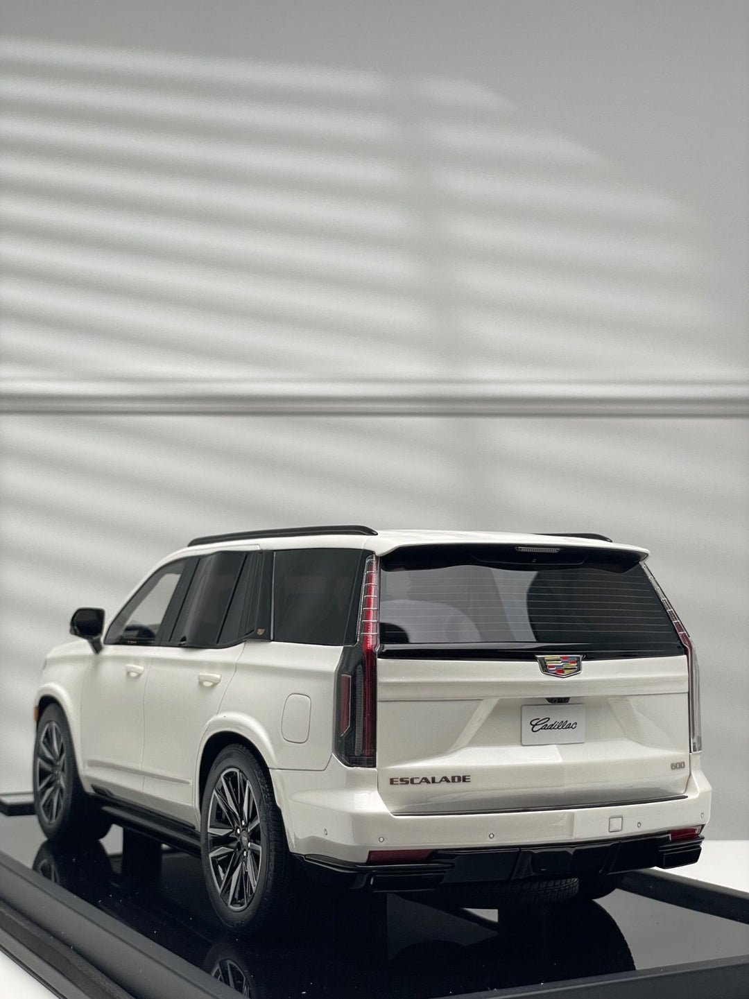 Cadillac Escalade (White) [Motorhelix] 1/18 scale