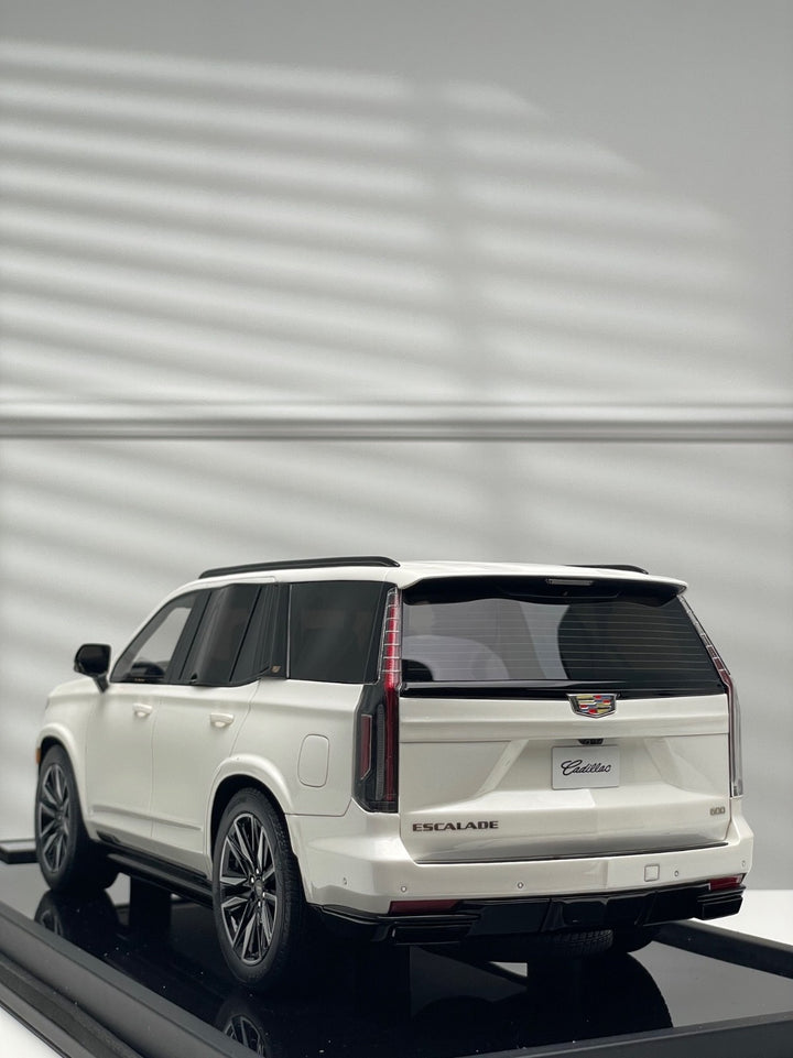 Cadillac Escalade (White) [Motorhelix] 1/18 scale