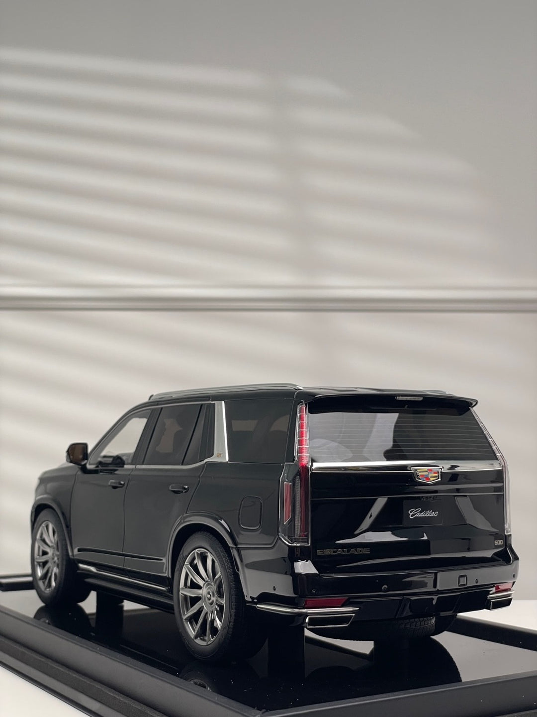 Cadillac Escalade (Black) [Motorhelix] 1/18 scale