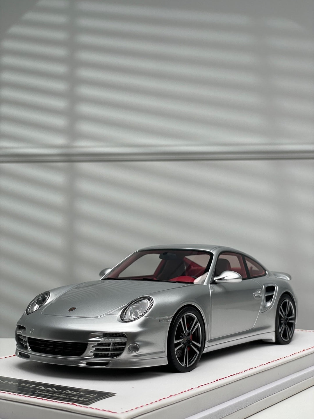 Porsche 997.2 911 Turbo (Silver) [IVY Merit Model] 1/18 scale