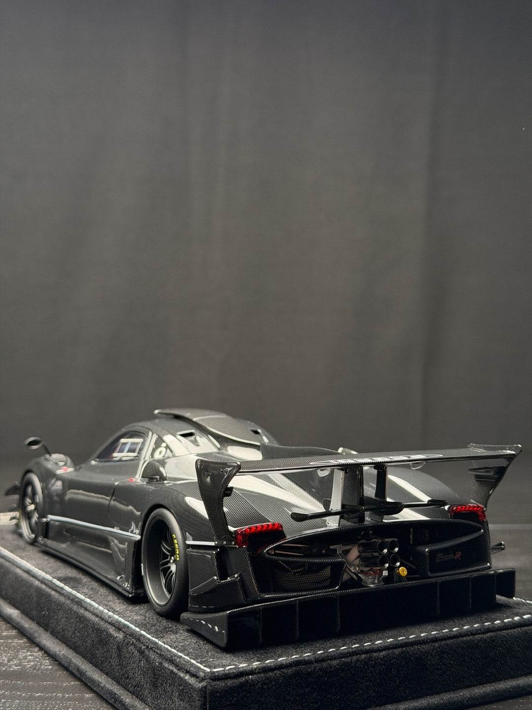 Pagani Zonda Revolution (Carbon Fiber) [Henson&Heaven] 1/18 scale