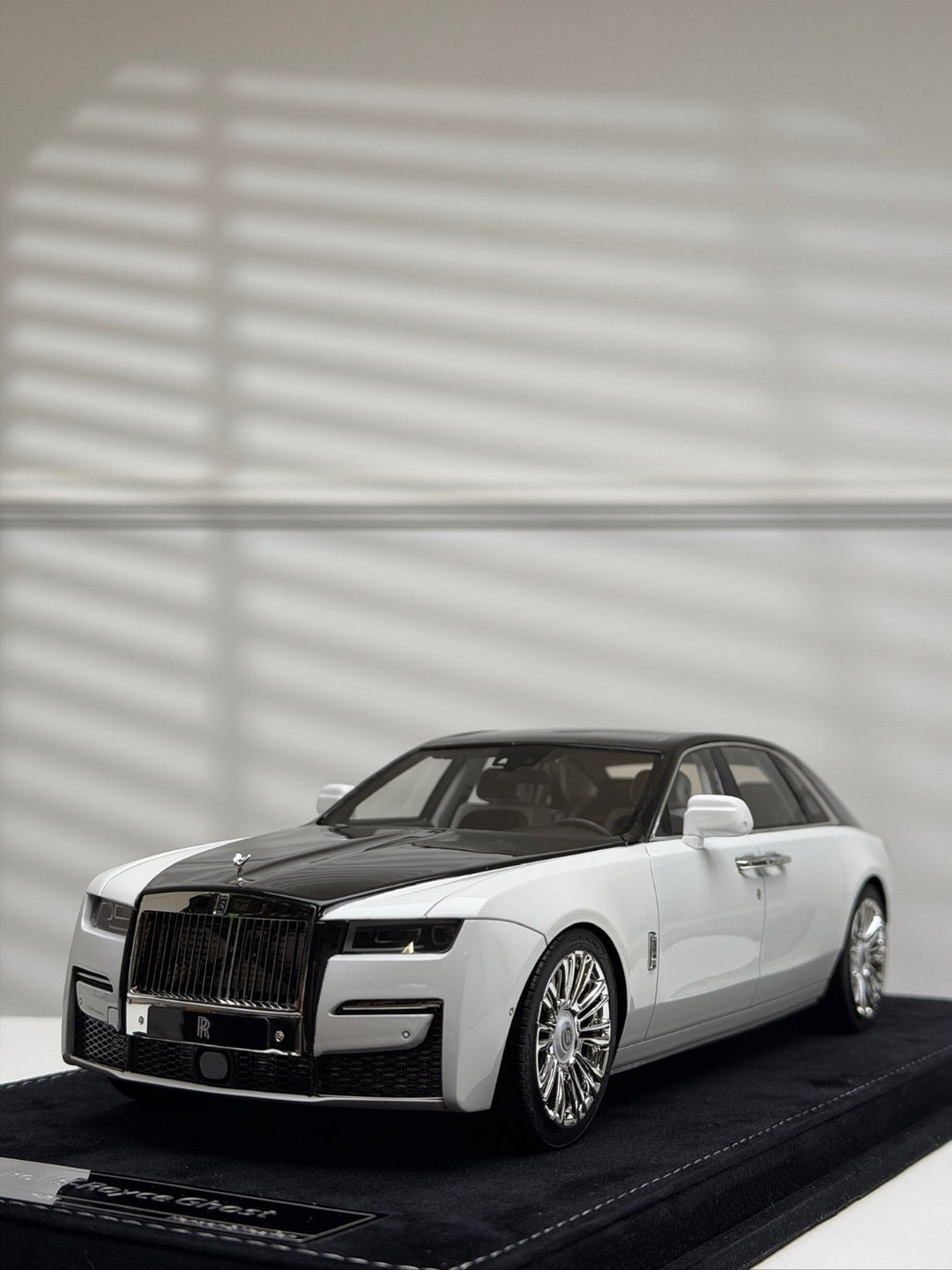 Rolls-Royce Ghost (White/ Black) [Henson&Heaven] 1/18 scale