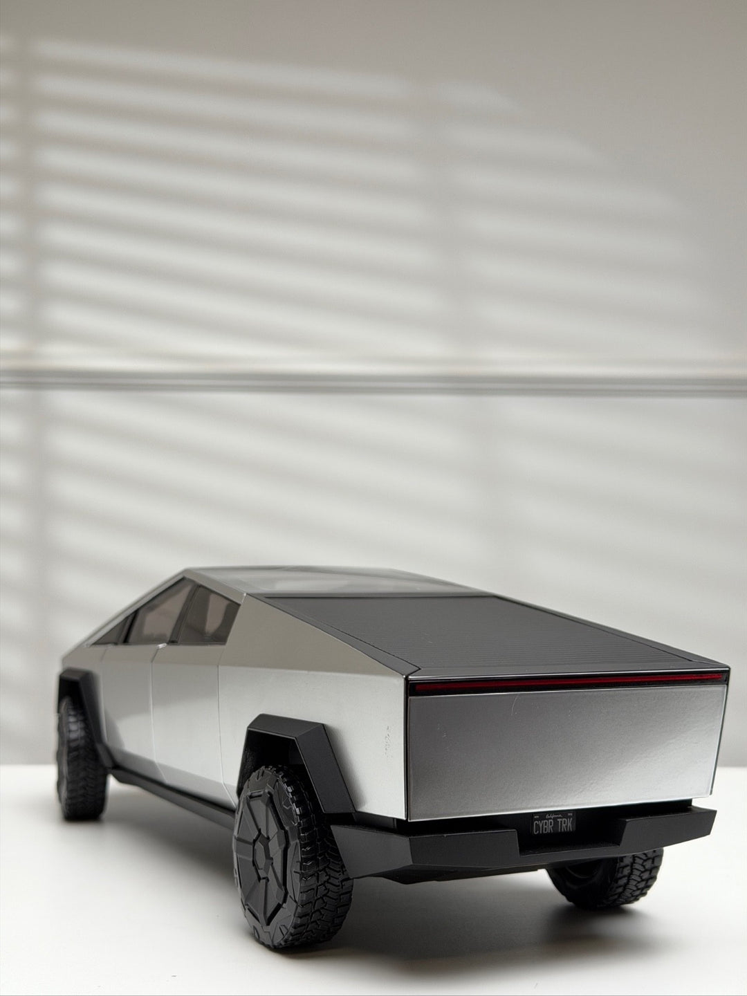 Tesla Cybertruck (Titanium) [Tesla] 1:18 scale