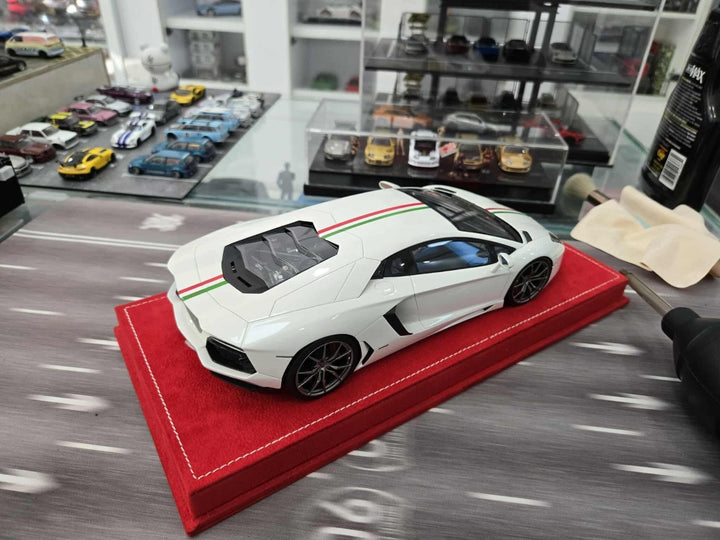 Lamborghini Aventador (White/ Italy Stripe) [MR Collection] 1/18 scale