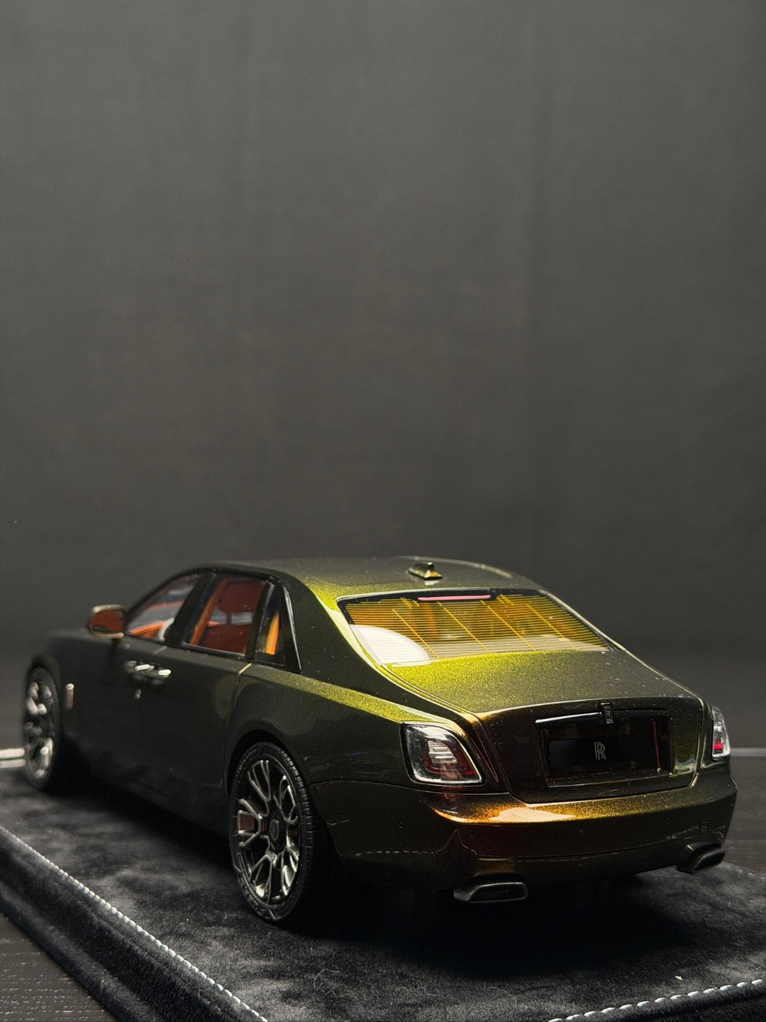Rolls-Royce Ghost (Chameleon Green) [H&H] 1/18 scale
