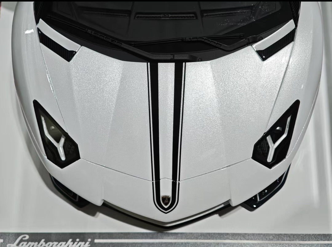 Lamborghini Aventador LP750-4 SV (White/ Black) [Davis & Giovanni] 1:18 scale