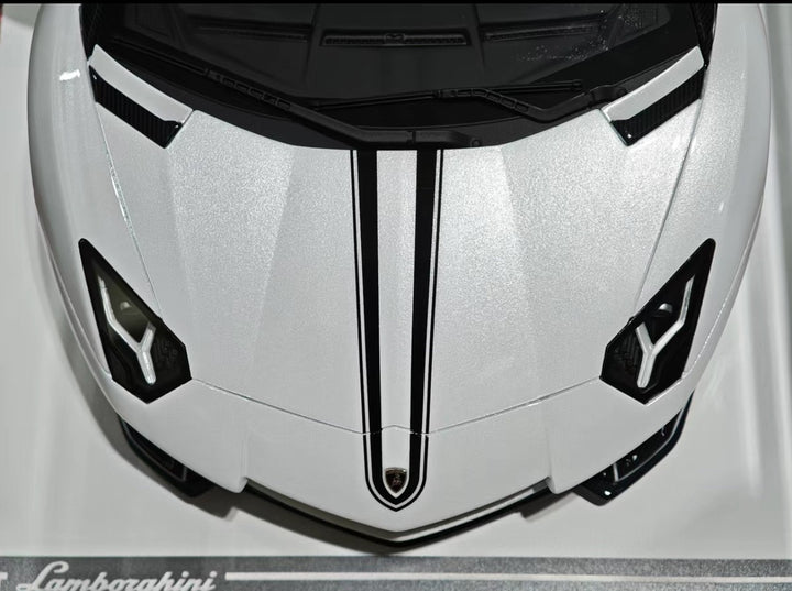 Lamborghini Aventador LP750-4 SV (White/ Black) [Davis & Giovanni] 1:18 scale