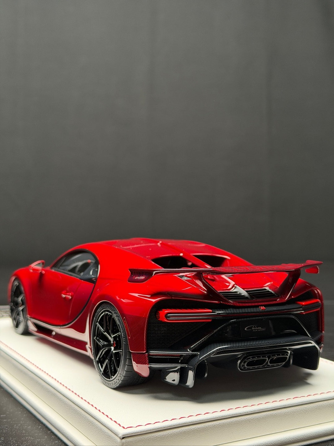 BUGATTl Chiron Pur Sport (Red/ Red Carbon) [Davis & Giovanni] 1:18 scale