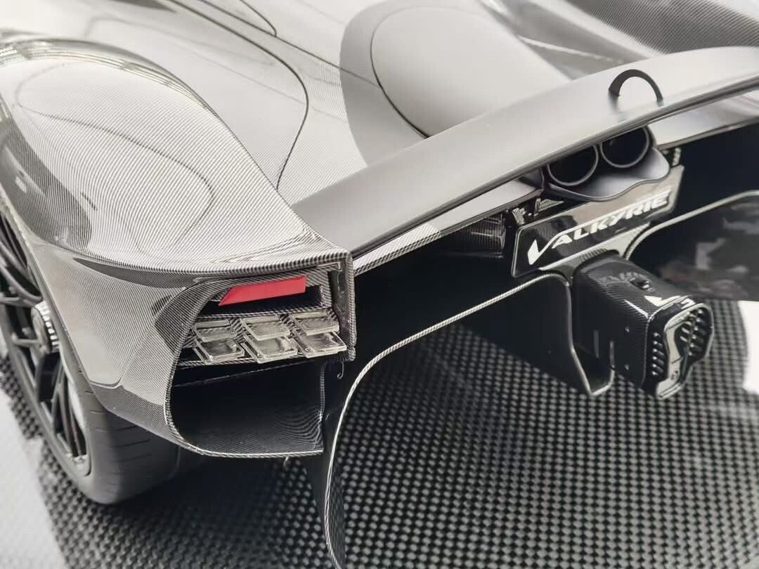 Aston Martin Valkyrie (Full Carbon Fiber) [Fronti-Art] 1:8 scale