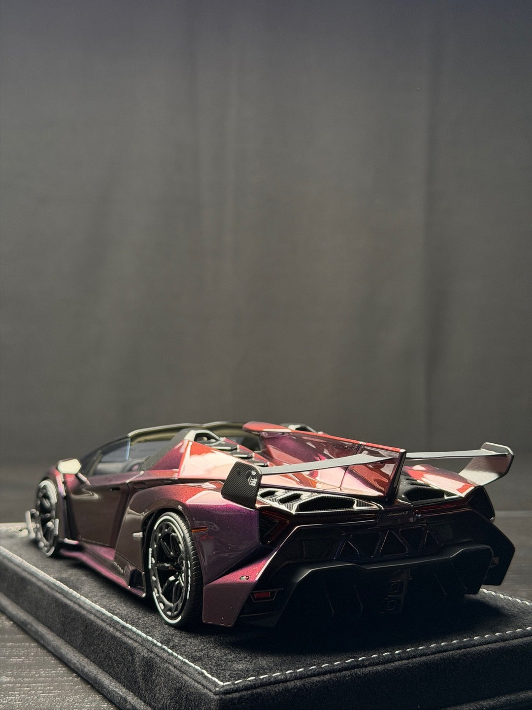 Lamborghini Veneno Roadster (Chameleon Purple) [Henson&Heaven] 1/18 scale