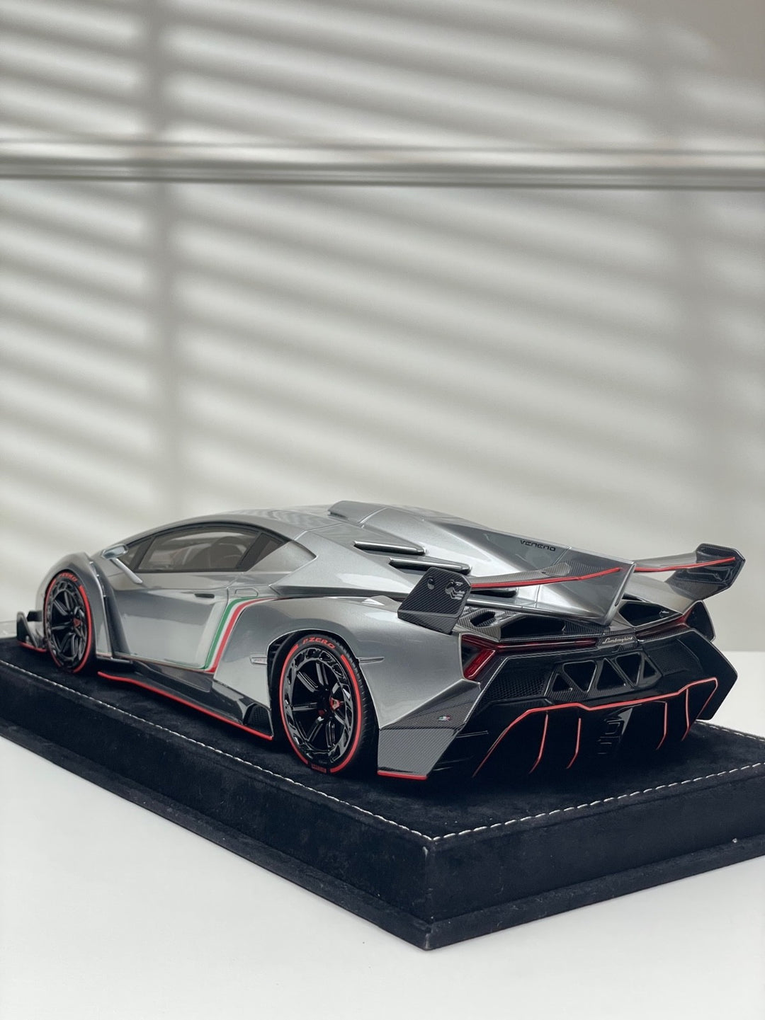 Lamborghini Veneno (Silver) [Henson & Heaven] 1/18 scale