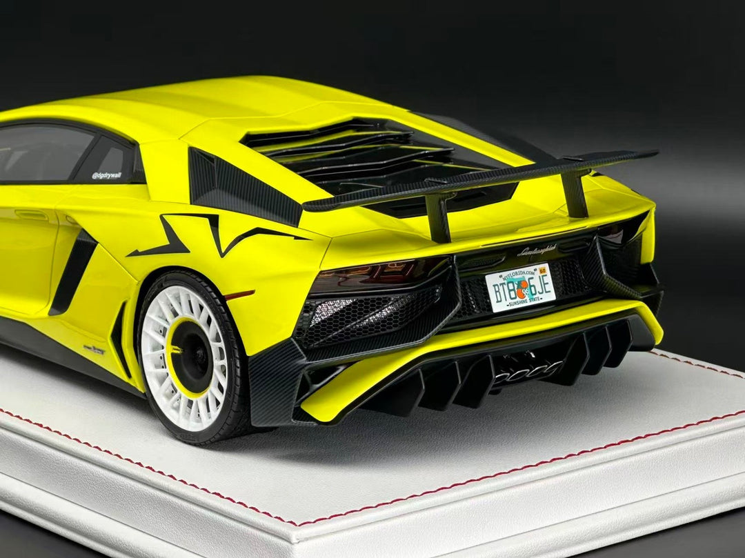 Lamborghini Aventador LP750-4 SV (Neon Yellow) [Davis & Giovanni] 1/18 scale