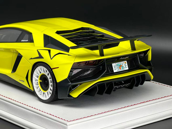 Lamborghini Aventador LP750-4 SV (Neon Yellow) [Davis & Giovanni] 1/18 scale