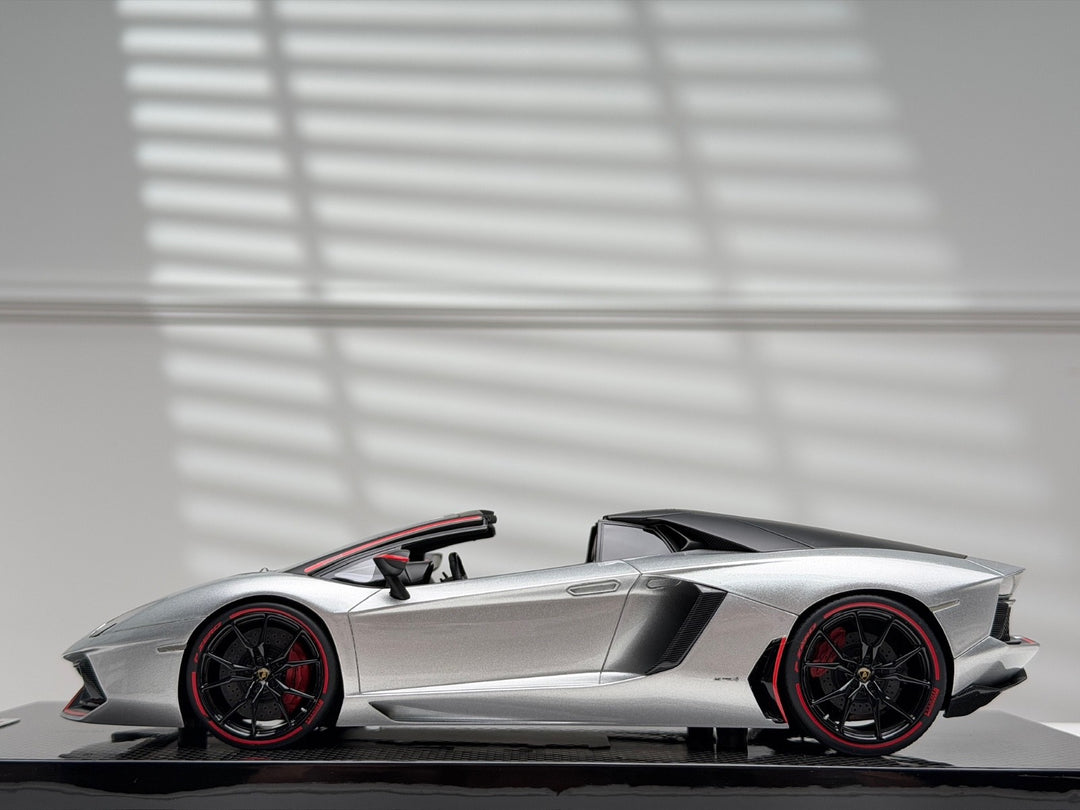Lamborghini Aventador Roadster (Silver, Pirelli) [MR Collection] 1/18 scale