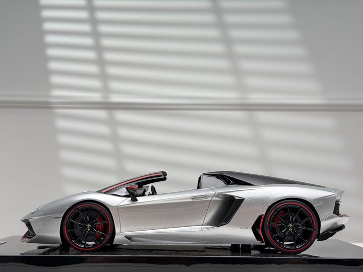 Lamborghini Aventador Roadster (Silver, Pirelli) [MR Collection] 1/18 scale