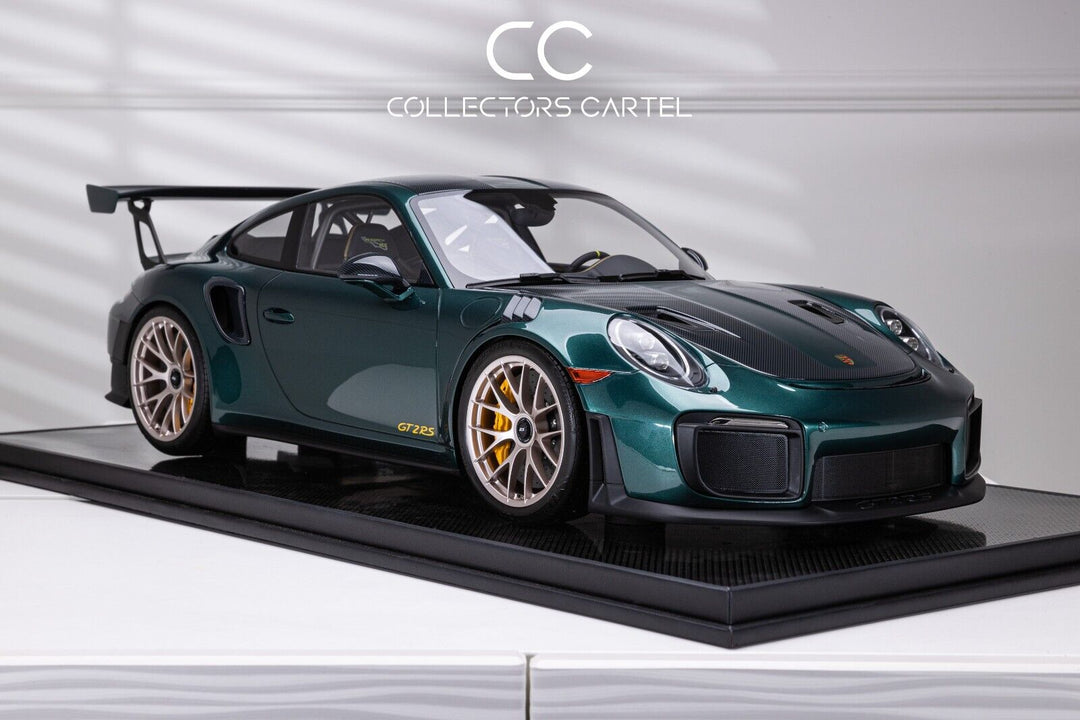 Porsche 911 GT2 RS (Forest Green) [Dino/+] 1:8 scale