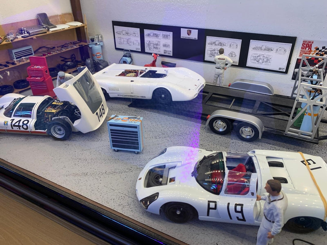 Classic Porsche Garage/ Workshop Diorama with Lights [1:18 scale]