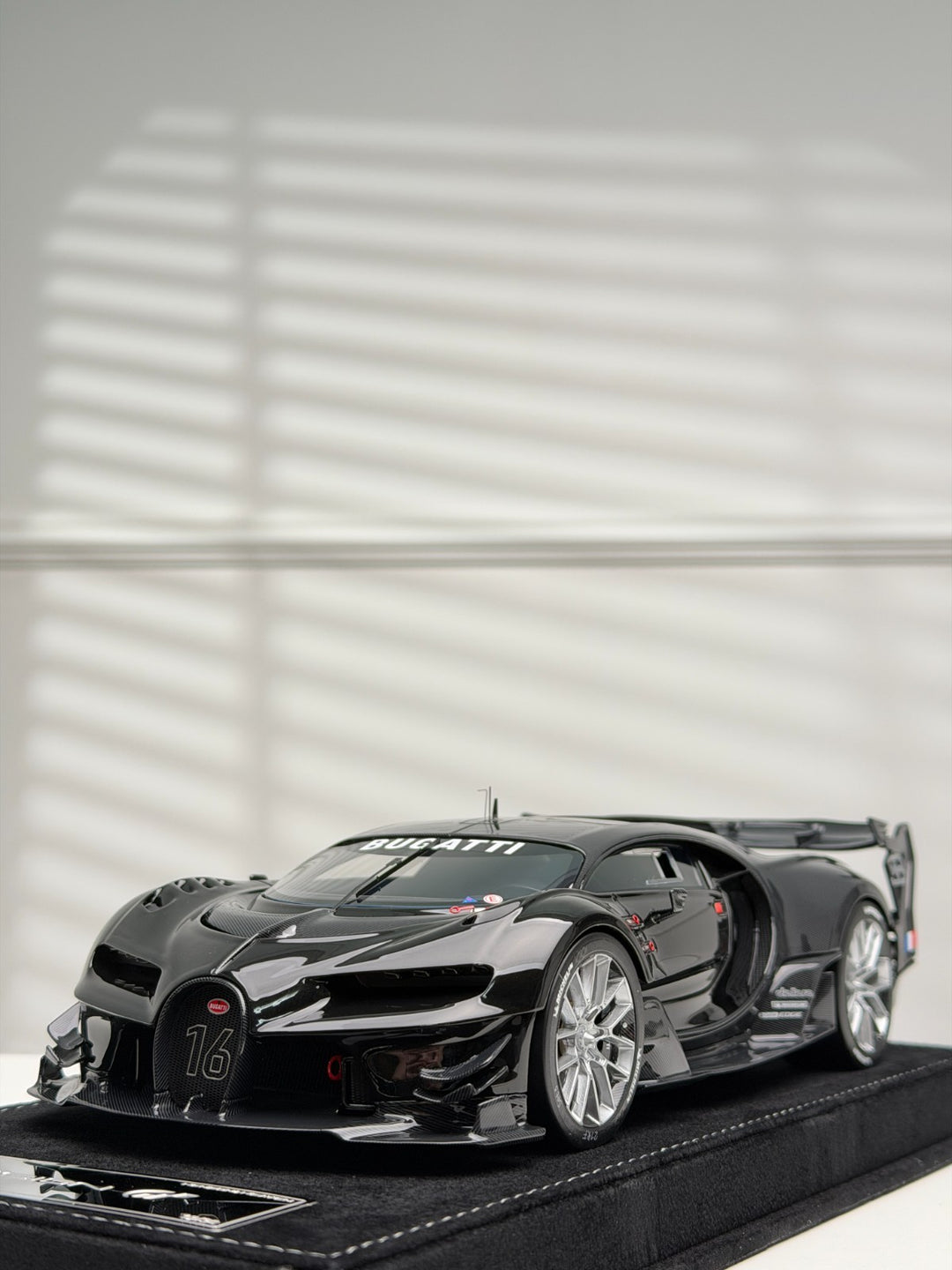 Bugatti Vision GT (Full Gloss Carbon Fiber) [Henson&Heaven] 1/18 scale