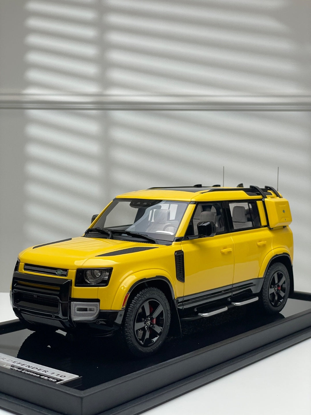 Land Rover Defender (Gloss Yellow) [OEM EXCLUSIVE] 1:18 scale