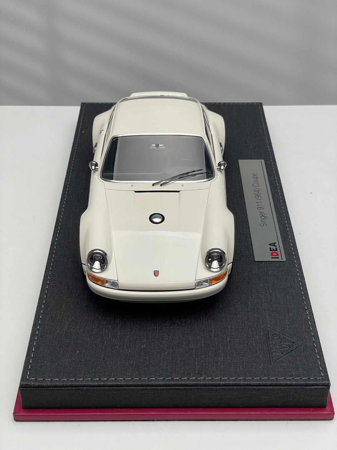Porsche 911 Singer Coupe (Ivory White) [Make Up IDEA] 1/18 scale