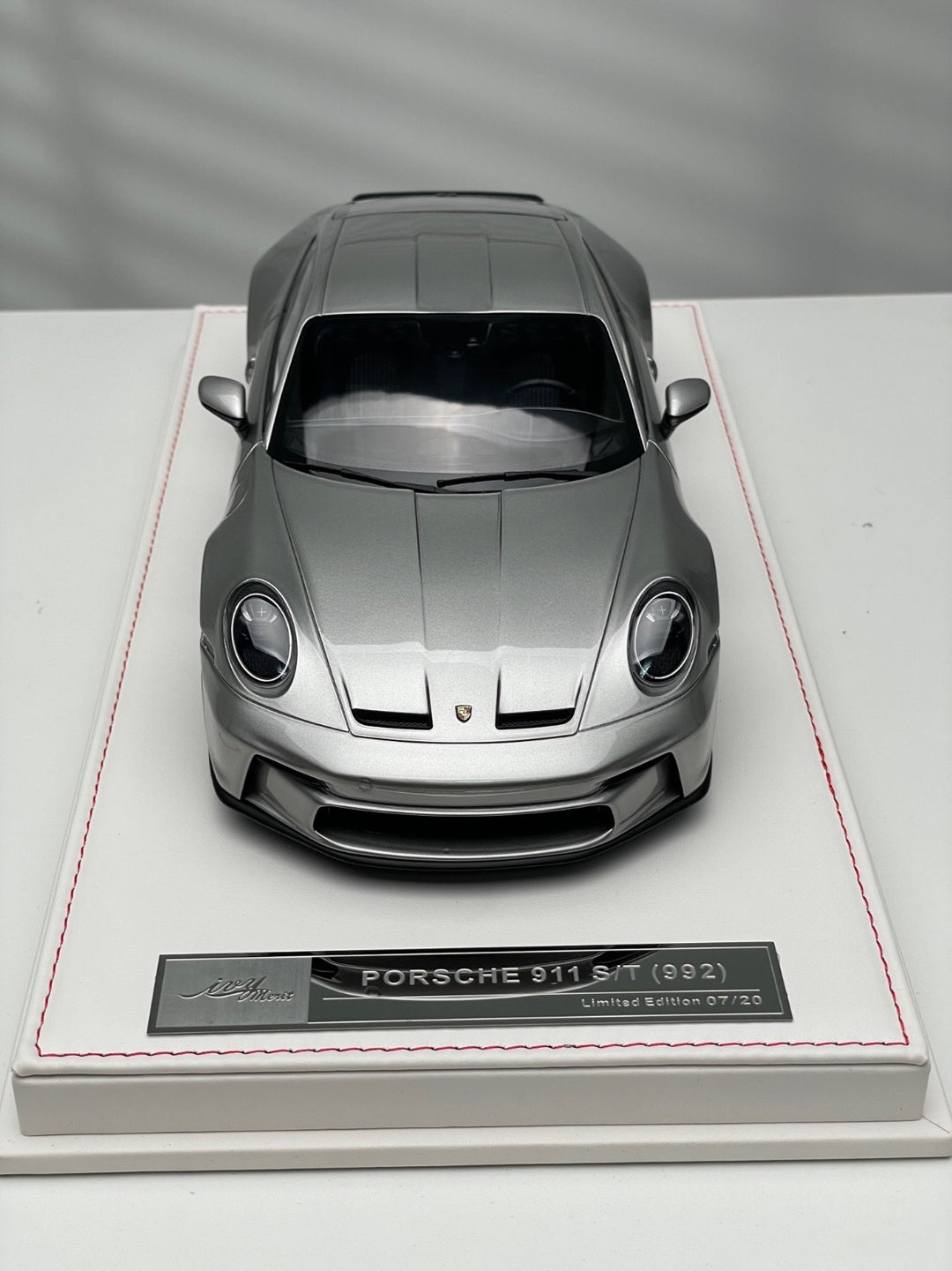 Porsche 911 S/T (Silver/ Black Rims) [Ivy Merit Model] 1/18 scale