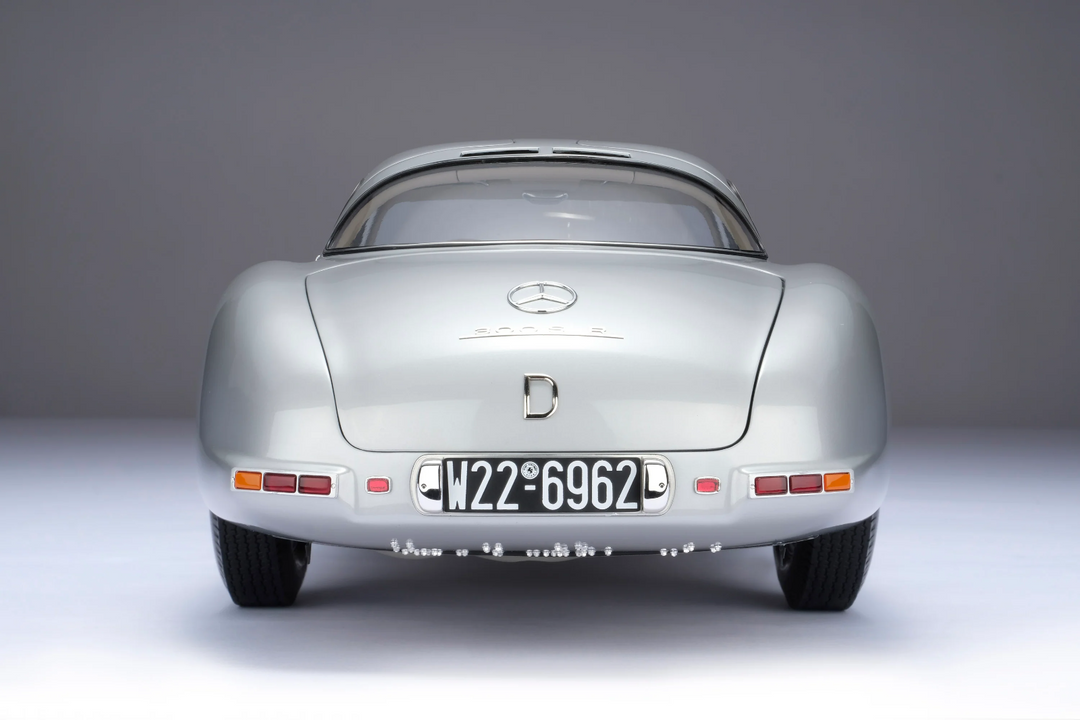 MERCEDES-BENZ 300 SLR UHLENHAUT COUPE [Fully opening] By: Amalgam 1:8 scale