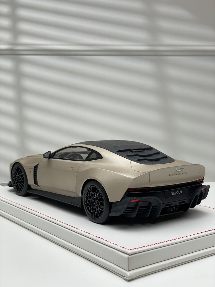 Aston Martin Valour (Satin Silver Birch) [Runner] 1/18 scale