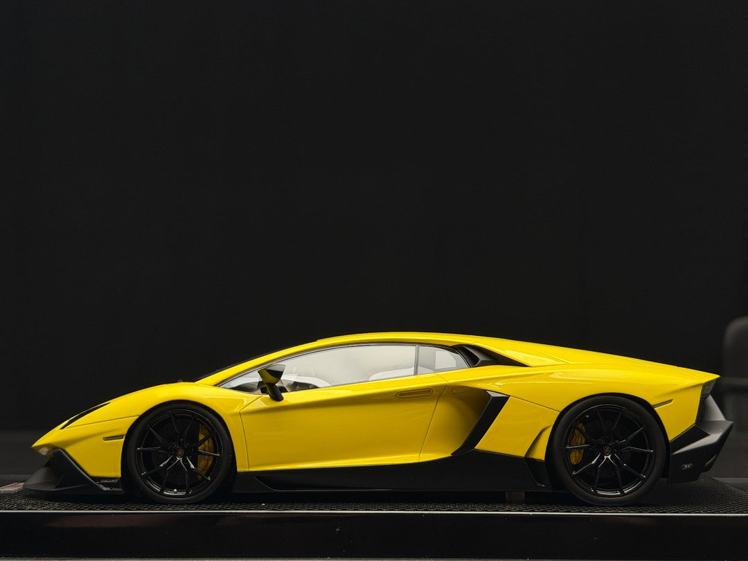 Lamborghini Aventador (Yellow) [MR Collection] 1/18 scale