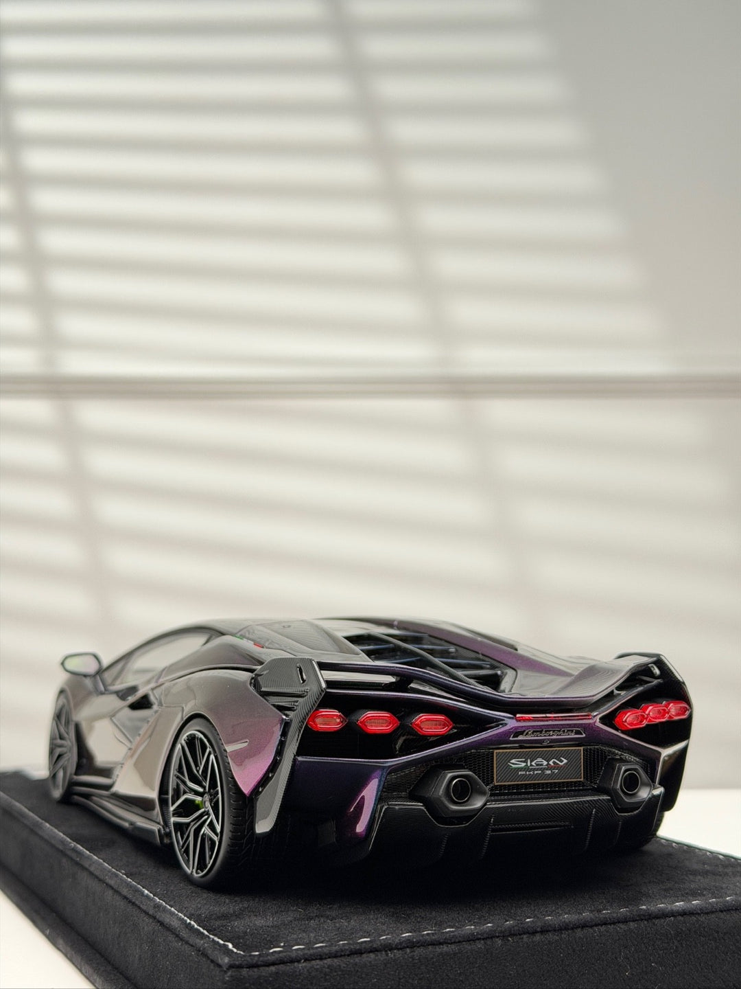 Lamborghini Sian FKP 37 (Chameleon Purple) [Henson&Heaven] 1/18 scale