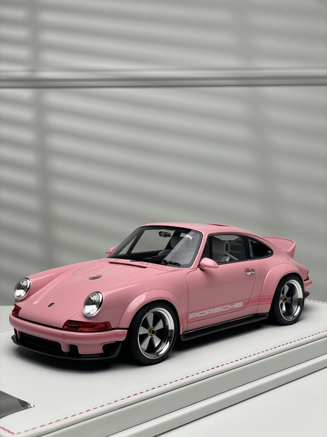 Porsche 911 Singer DLS (Pink) [IVY Merit Model] 1/18 scale