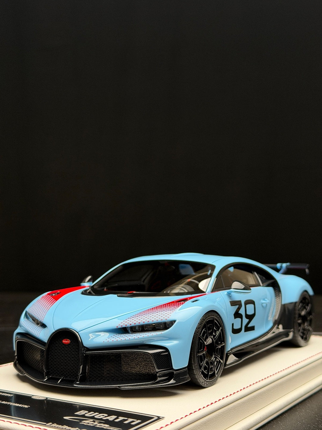 Bugatti Chiron Pur Sport (Baby Blue no.32) [Davis & Giovanni] 1:18 scale
