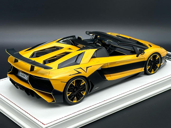 Lamborghini Aventador Roadster LP750-4 SV (Yellow) [Davis & Giovanni] 1:18 scale