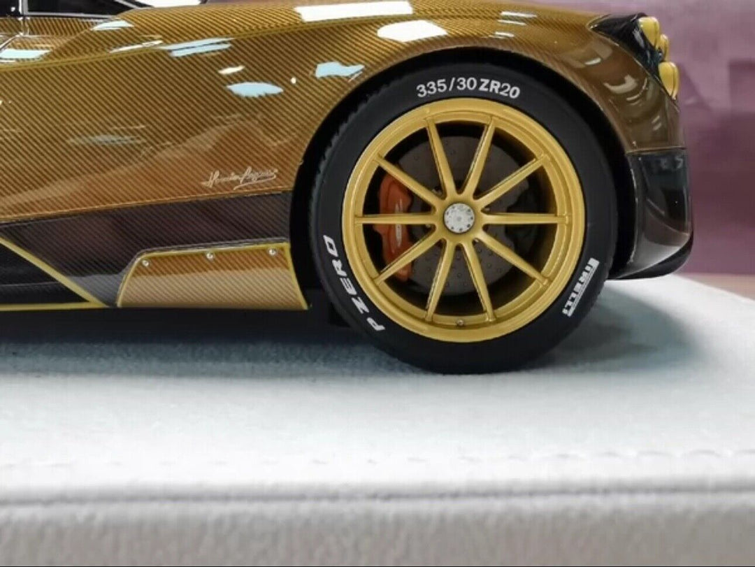 Pagani Huayra (Gold Carbon) [FuelMe] 1/18 scale
