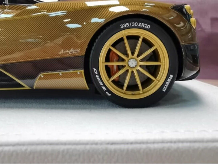 Pagani Huayra (Gold Carbon) [FuelMe] 1/18 scale