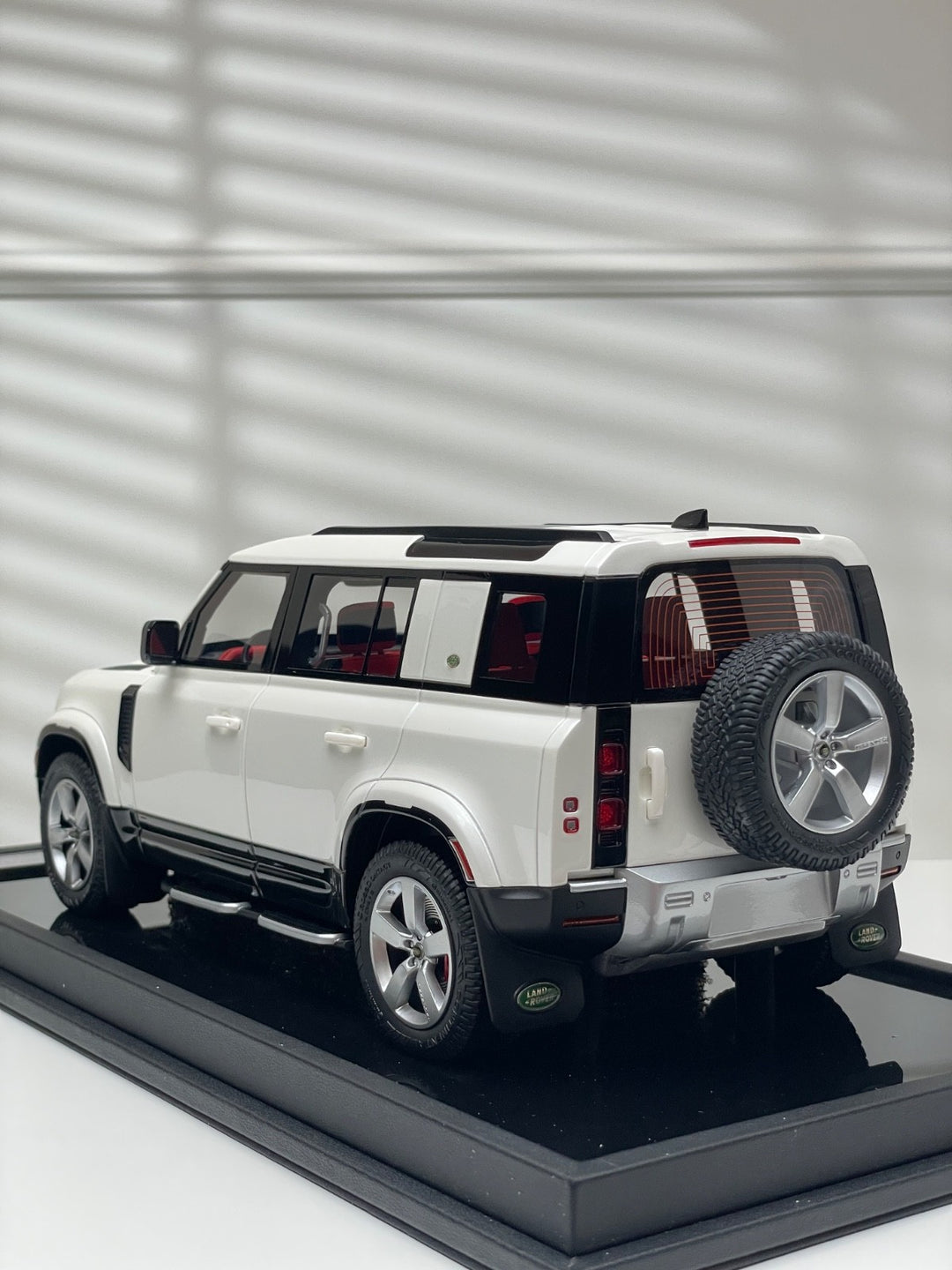 Land Rover Defender (Gloss White) [OEM EXCLUSIVE] 1:18 scale