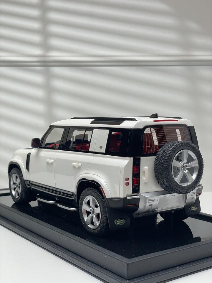 Land Rover Defender (Gloss White) [OEM EXCLUSIVE] 1:18 scale