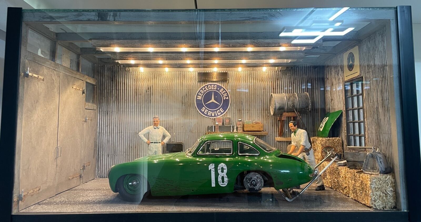 Mercedes-Benz 300SL W194 #18 (CMC) - Garage Diorama with lights (1