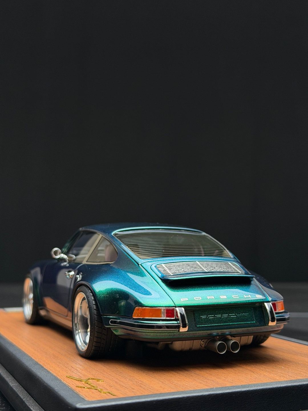 Porsche 911 Singer (Chameleon Blue) [Timothy & Pierre] 1/18 scale