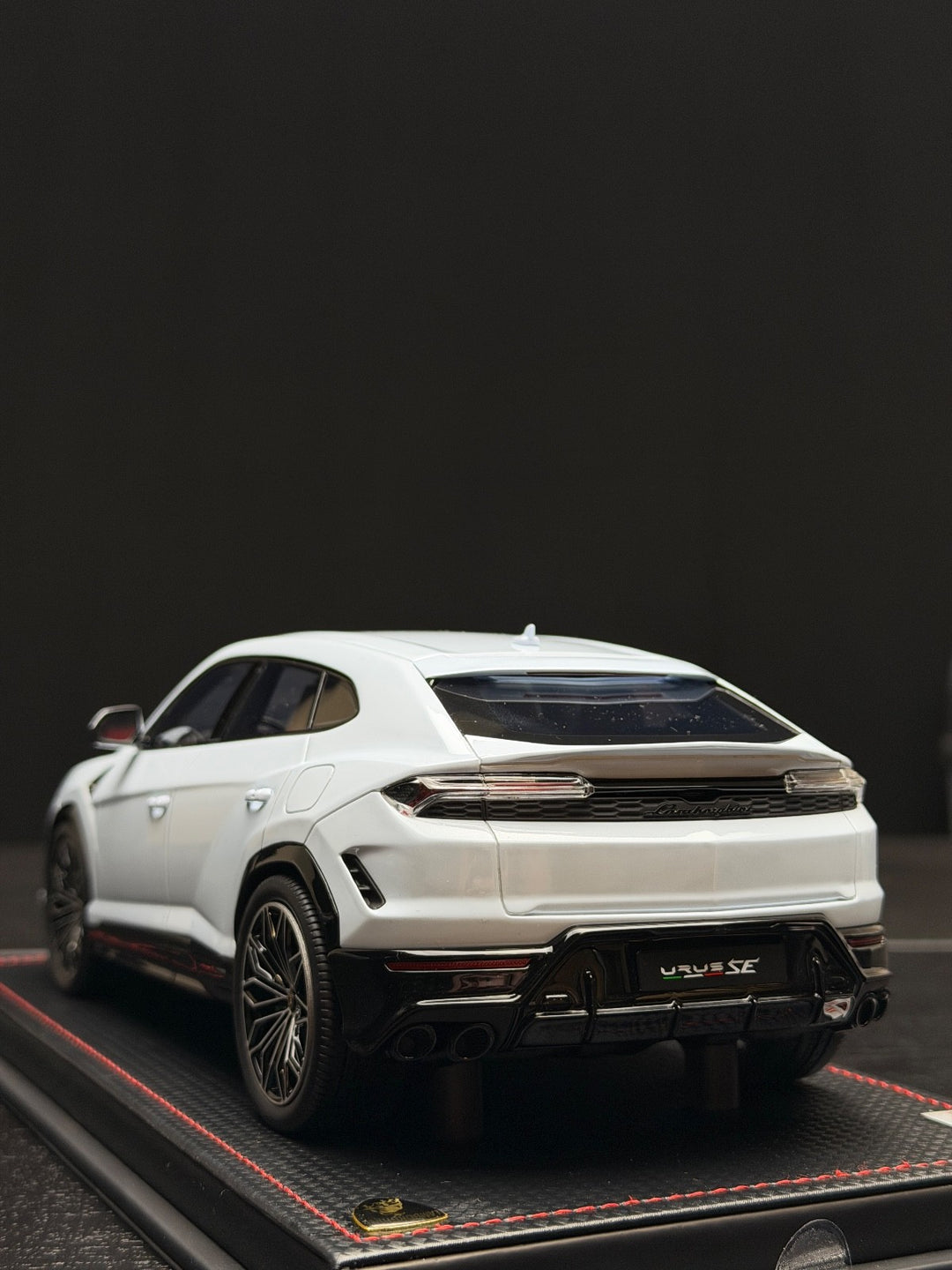 Lamborghini Urus SE (White) [MR Collection] 1/18 scale