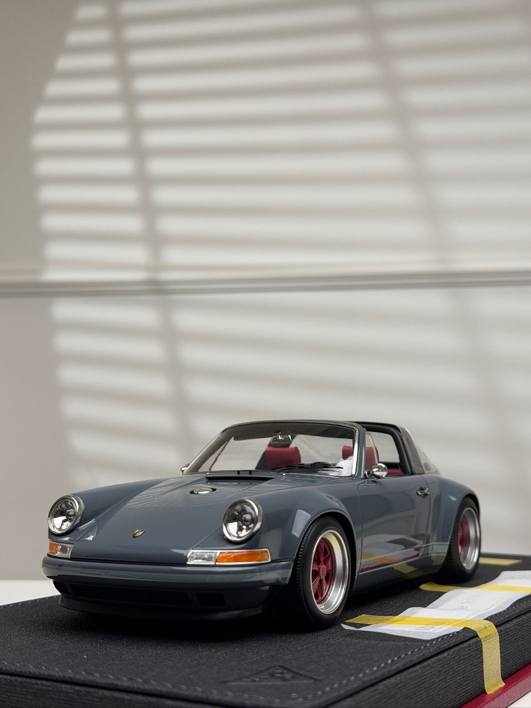 Porsche 911 Targa Singer (Dark Gray) [Make up IDEA] 1/18 scale