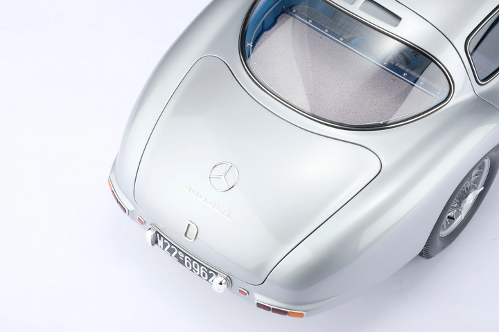 MERCEDES-BENZ 300 SLR UHLENHAUT COUPE [Fully opening] By: Amalgam 1:8 scale