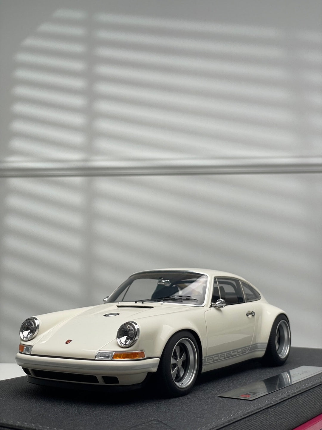 Porsche 911 Singer Coupe (Ivory White) [Make Up IDEA] 1/18 scale