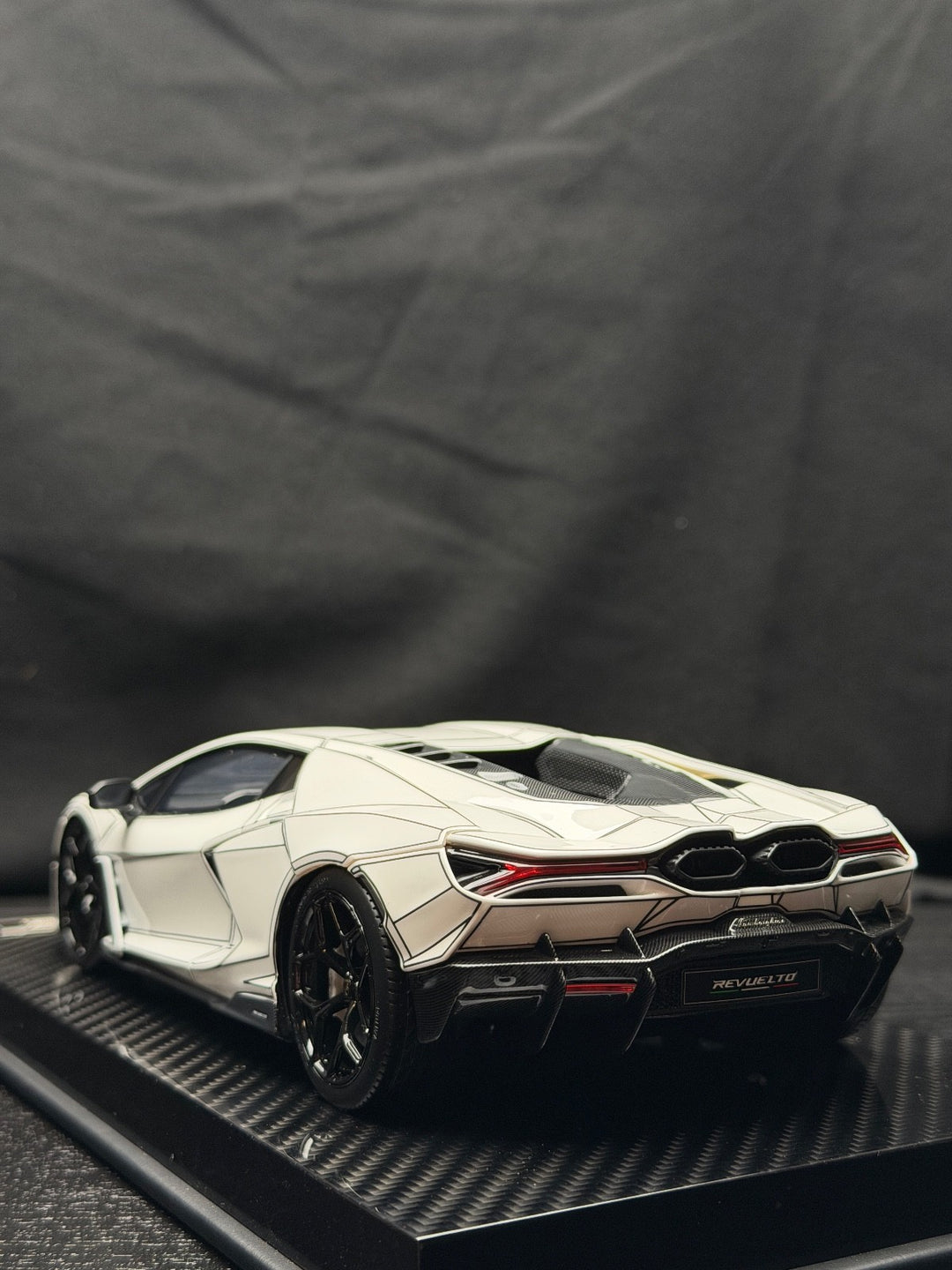 Lamborghini Revuelto (White/Black) [Ultra Unique] 1/18 scale