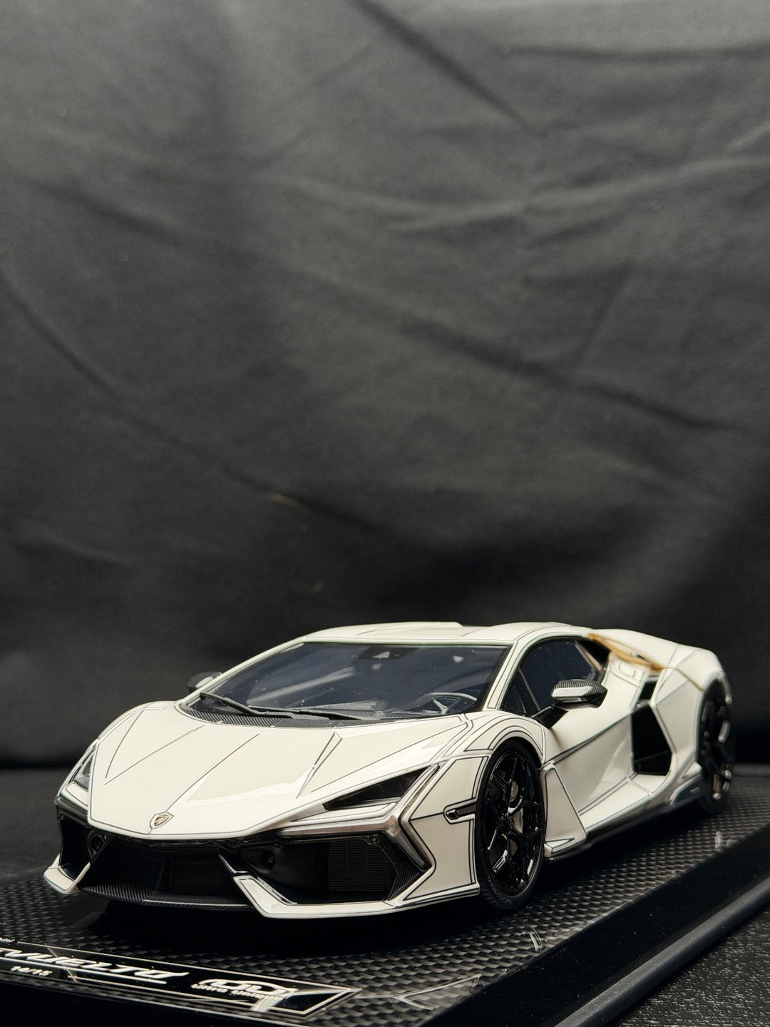 Lamborghini Revuelto (White/Black) [Ultra Unique] 1/18 scale