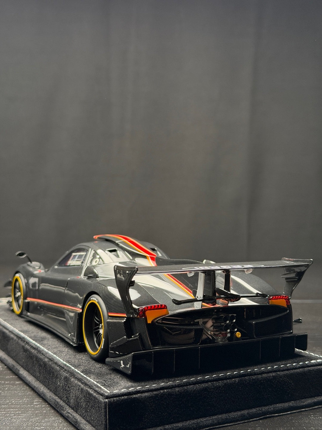 Pagani Zonda Revolution (Carbon Fiber/ Red Stripe) [Henson&Heaven] 1/18 scale