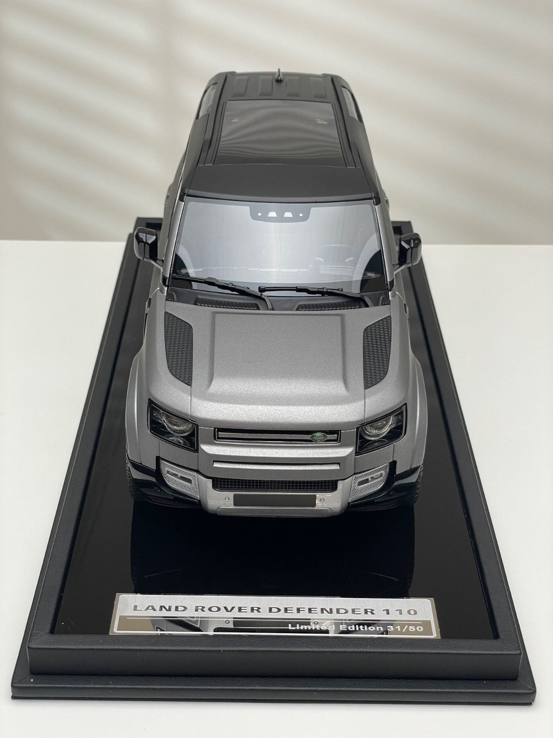 Land Rover Defender (Matte Silver) [OEM EXCLUSIVE] 1:18 scale