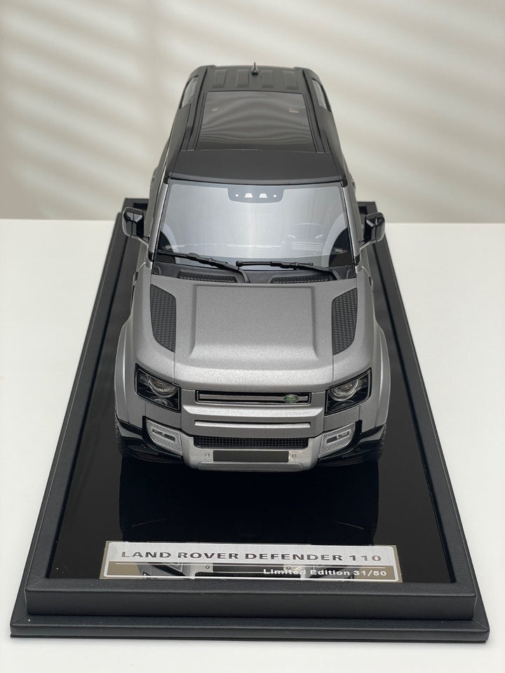 Land Rover Defender (Matte Silver) [OEM EXCLUSIVE] 1:18 scale