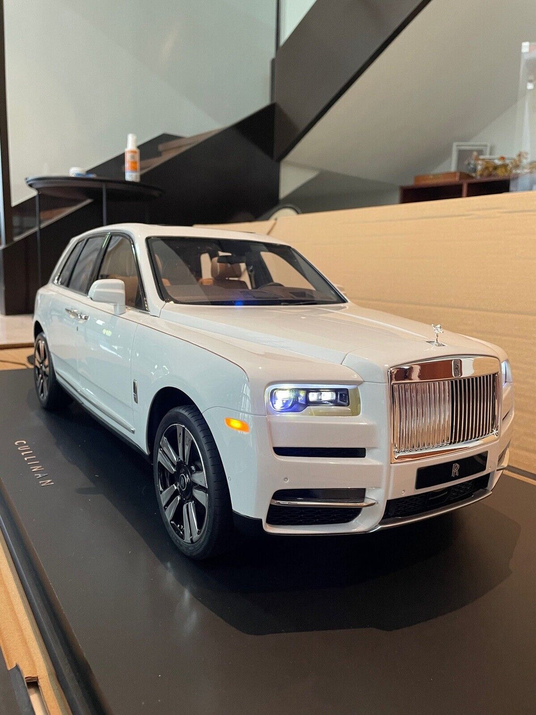 Rolls-Royce Cullinan (White Gloss w/ Burgundy Coachline) [Amalgam] 1:8 scale