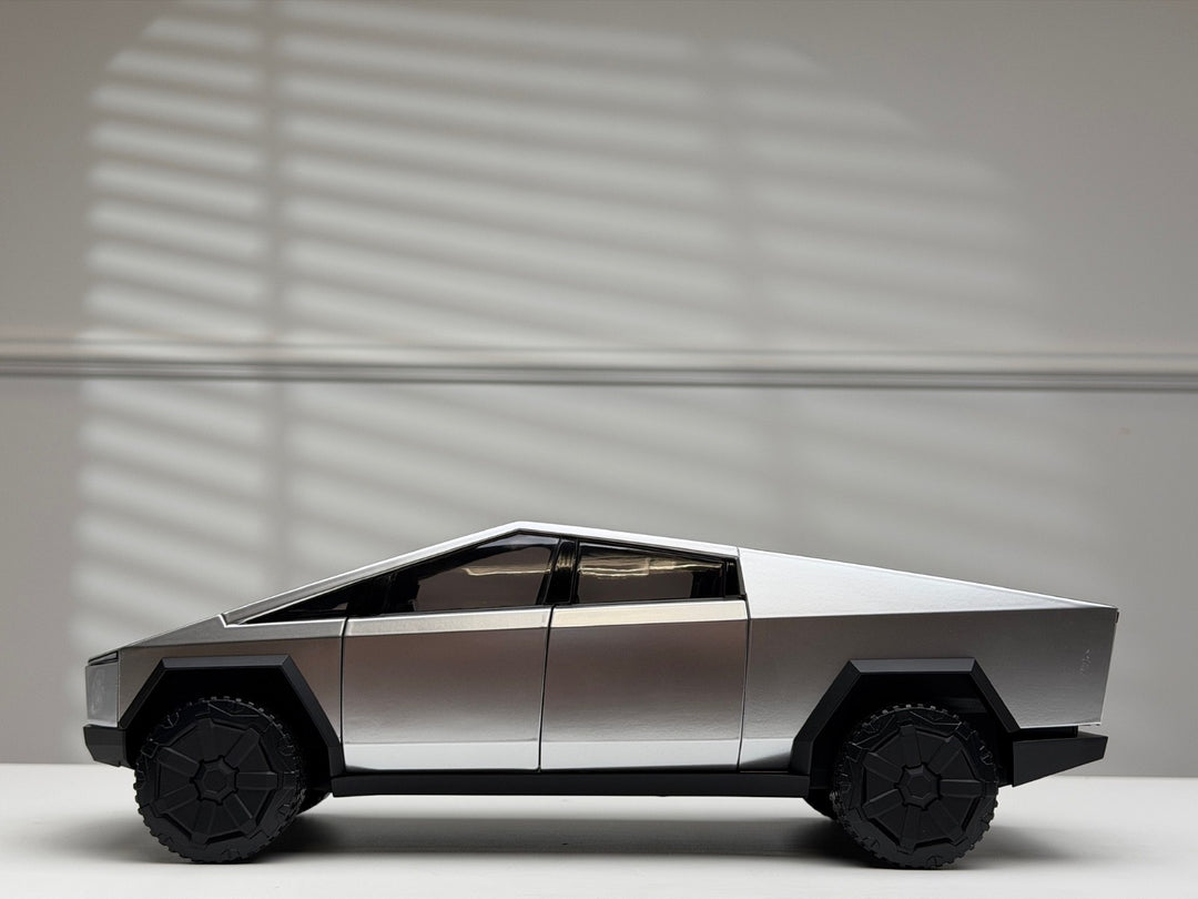 Tesla Cybertruck (Titanium) [Tesla] 1:18 scale