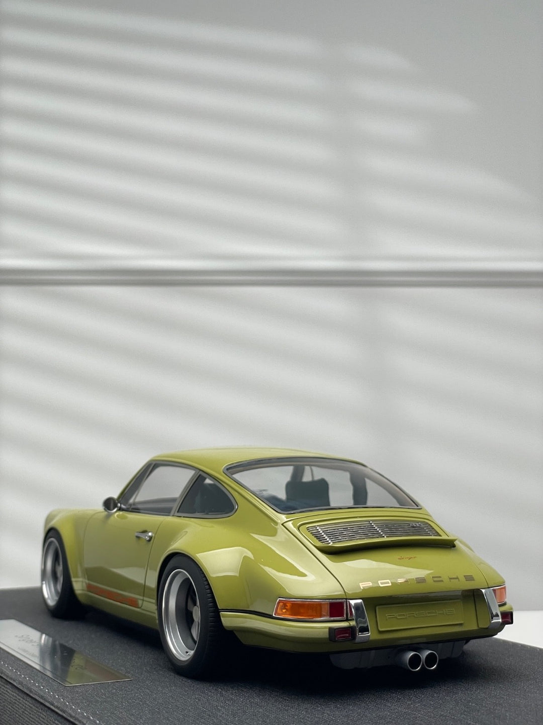Porsche 911 Singer Coupe (Pale Green) [Make Up IDEA] 1/18 scale